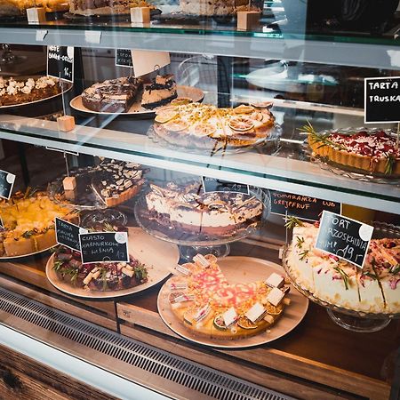 H11 Aparthotel Cracovia Esterno foto A display of cakes in a bakery