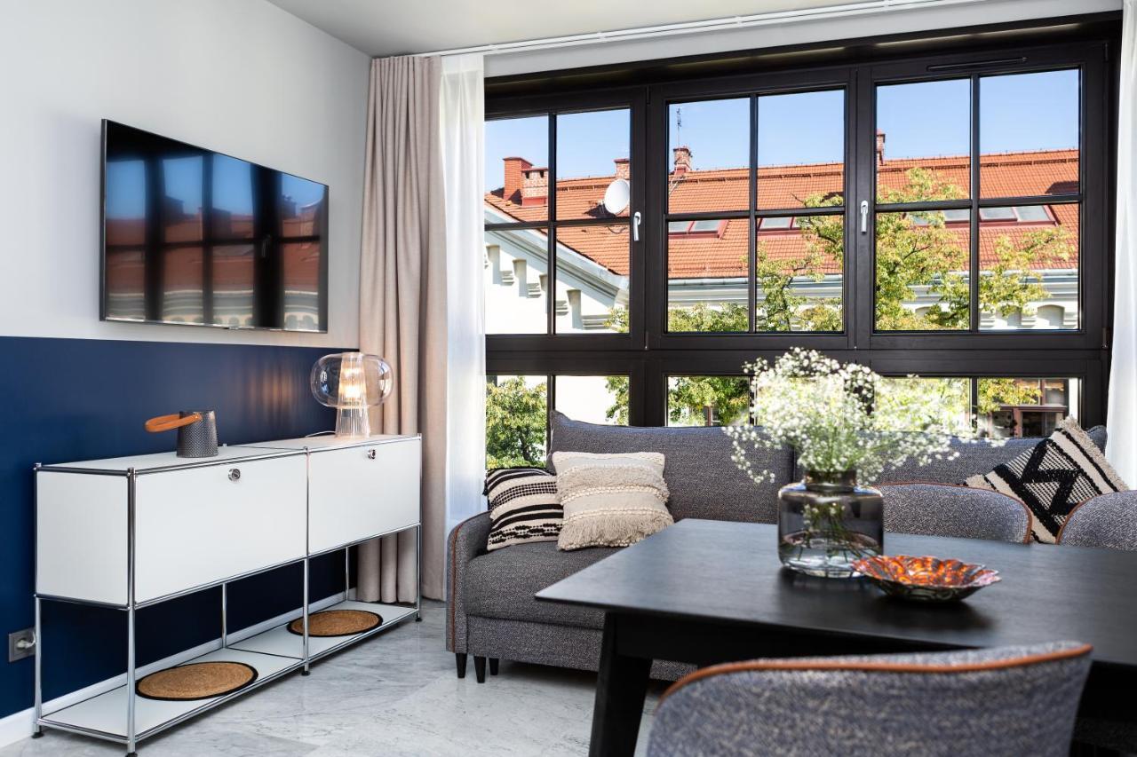 H11 Aparthotel Cracovia Esterno foto A living room in a typical apartment