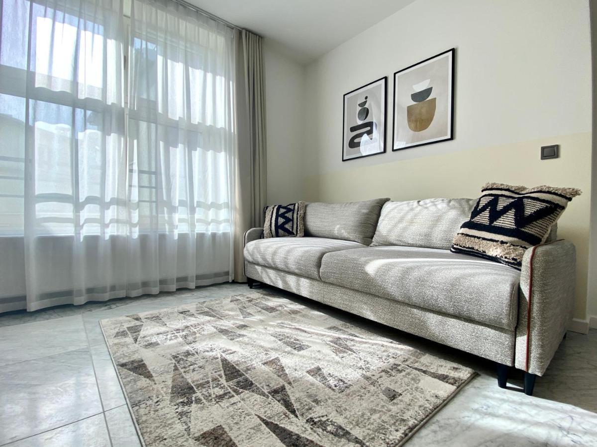 H11 Aparthotel Cracovia Esterno foto A living room with a carpet