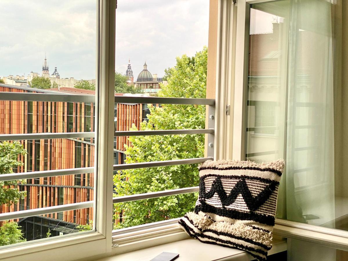 H11 Aparthotel Cracovia Esterno foto A view of the University of Amsterdam from the window of a student room in the complex