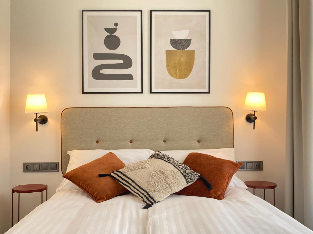 H11 Aparthotel Cracovia Esterno foto A bedroom with a bed, a headboard, and a bed frame