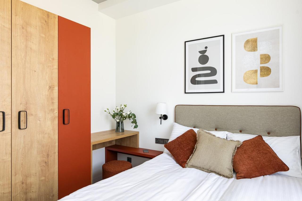 H11 Aparthotel Cracovia Esterno foto A bedroom at the Standard East Village