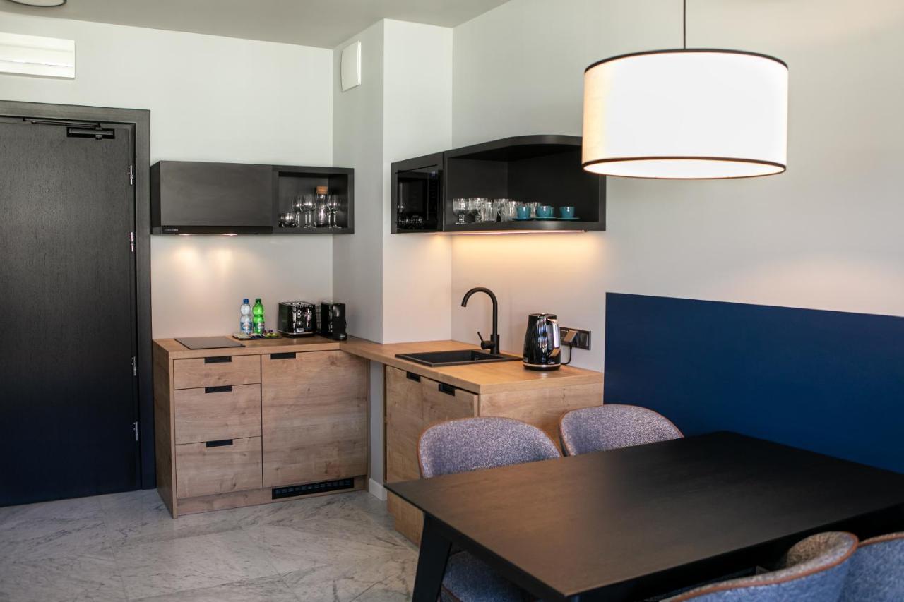 H11 Aparthotel Cracovia Esterno foto Kitchenette in a hotel room