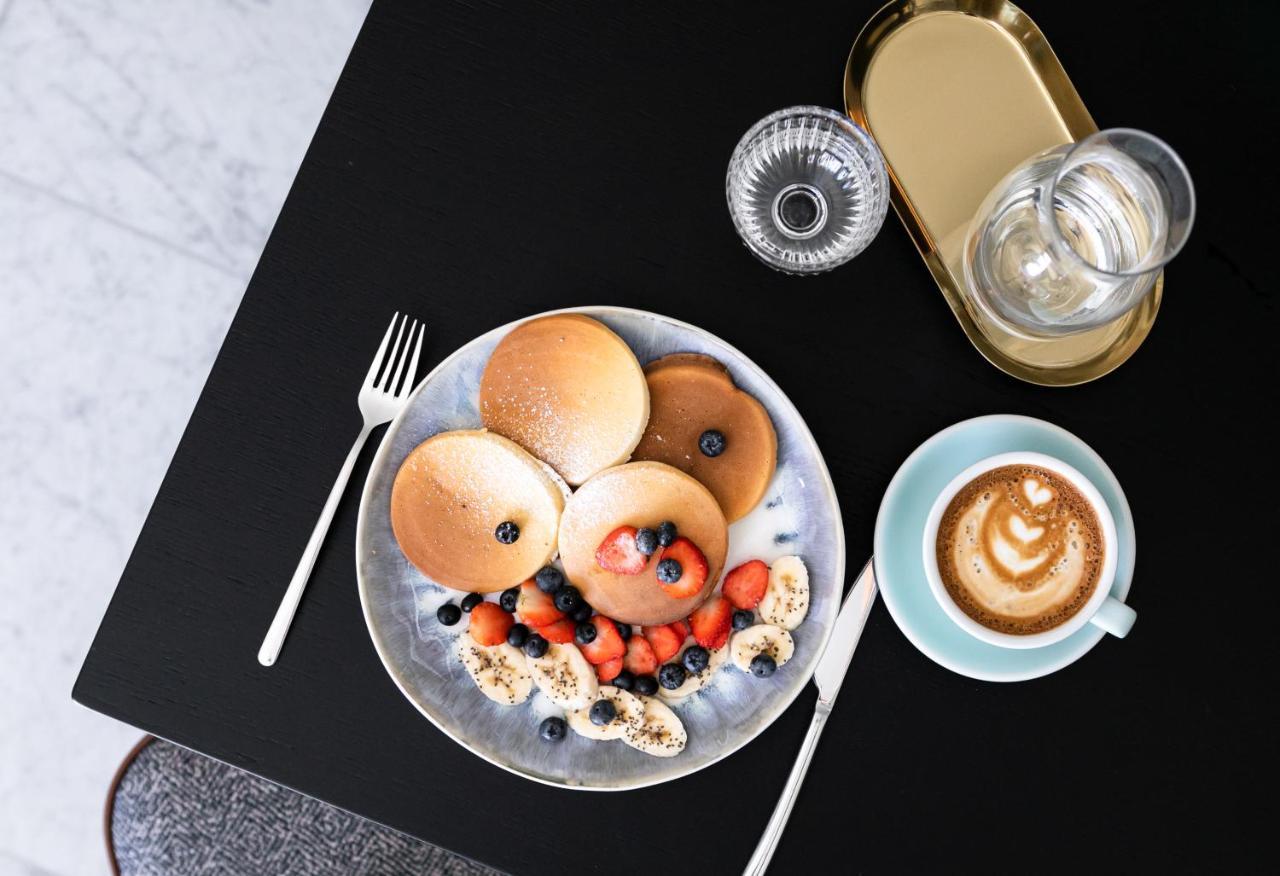H11 Aparthotel Cracovia Esterno foto A plate of pancakes with fruit and granola