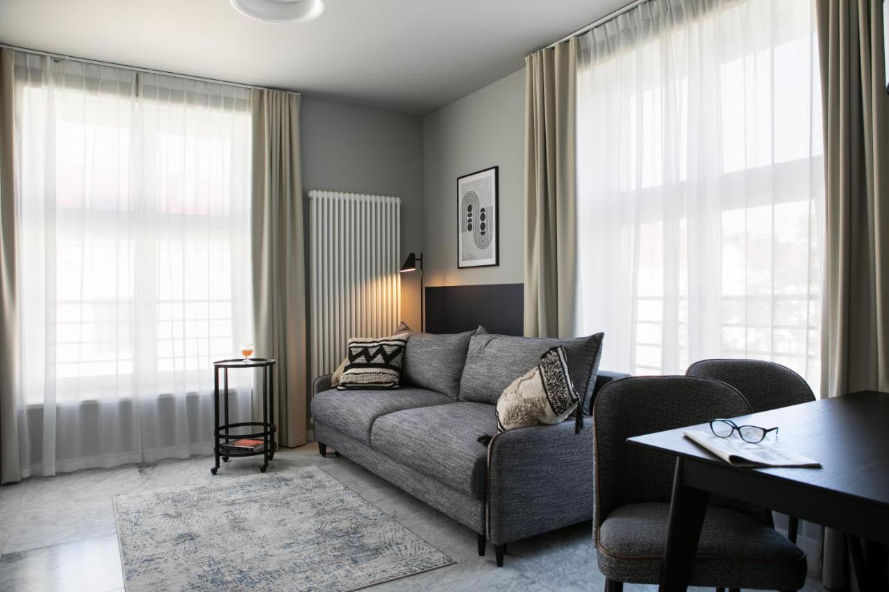 H11 Aparthotel Cracovia Esterno foto A room with a sofa bed