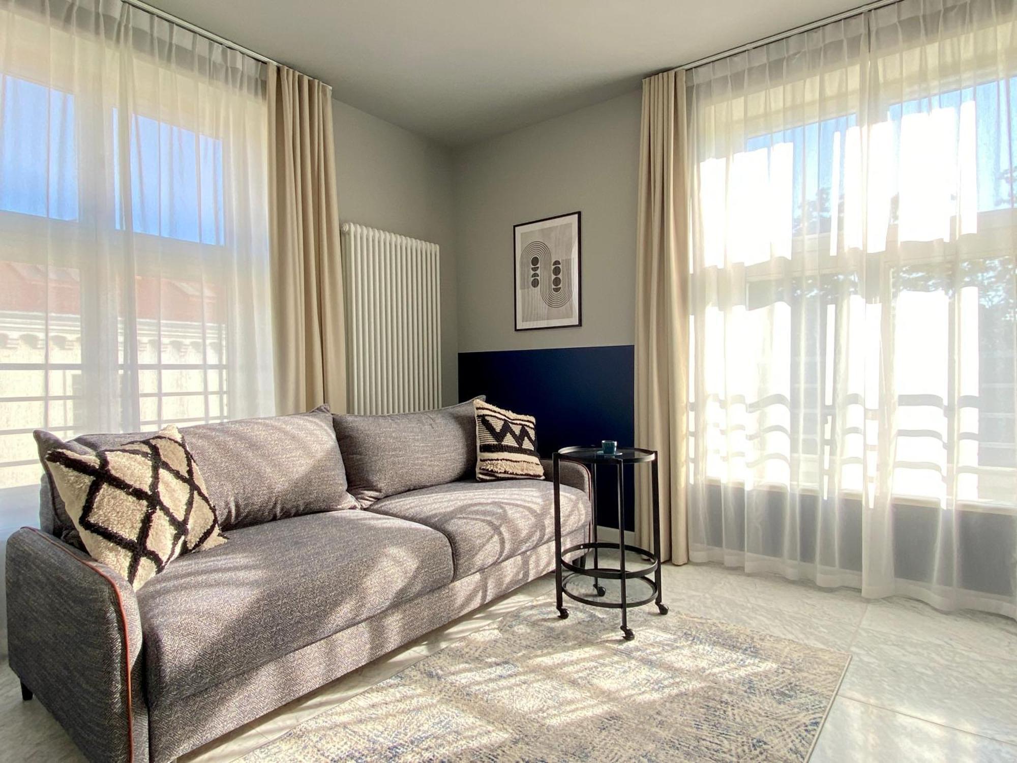 H11 Aparthotel Cracovia Camera foto A living room with a sofa