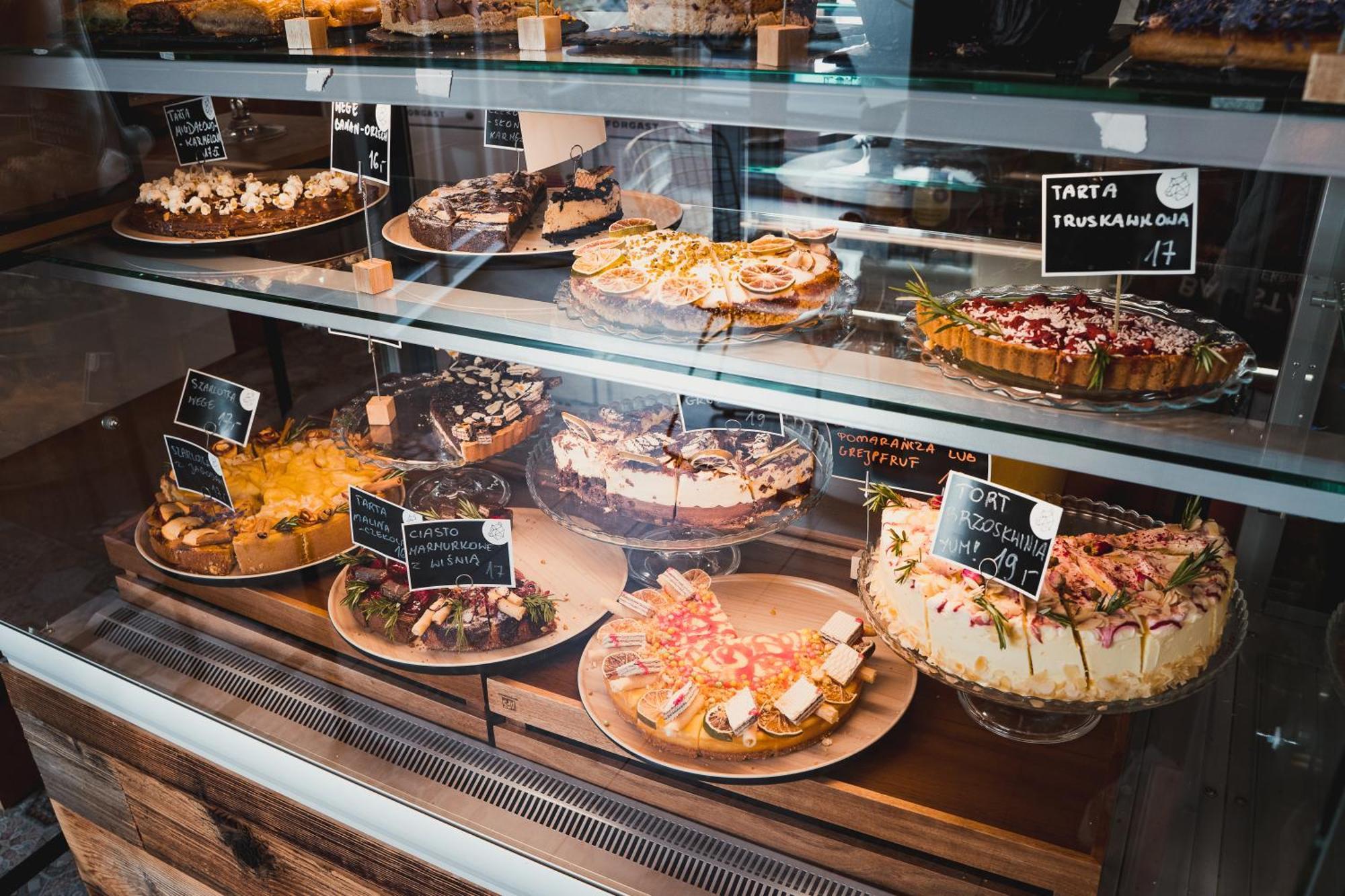 H11 Aparthotel Cracovia Esterno foto A display of cakes in a bakery
