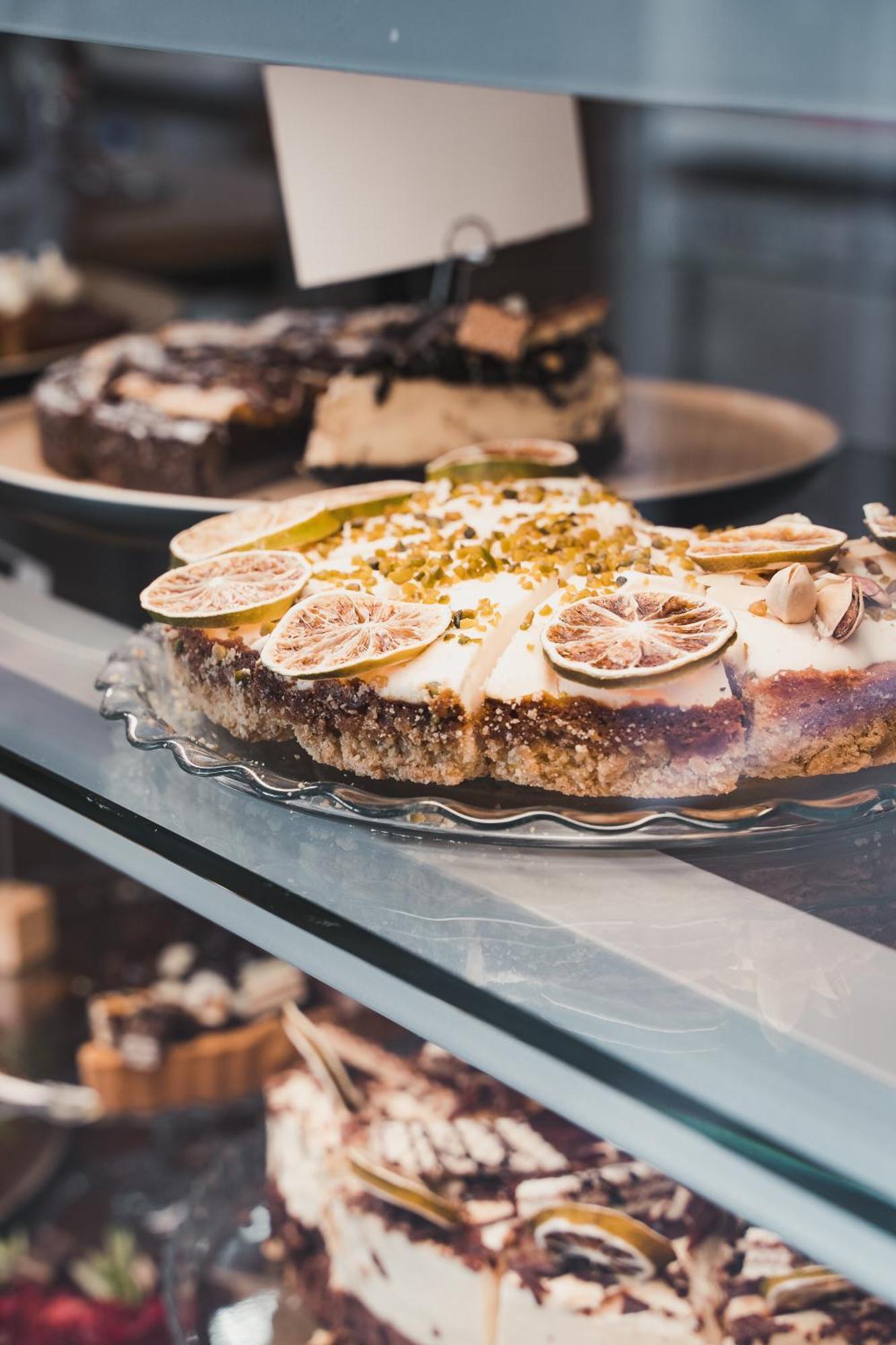 H11 Aparthotel Cracovia Esterno foto A fig cake