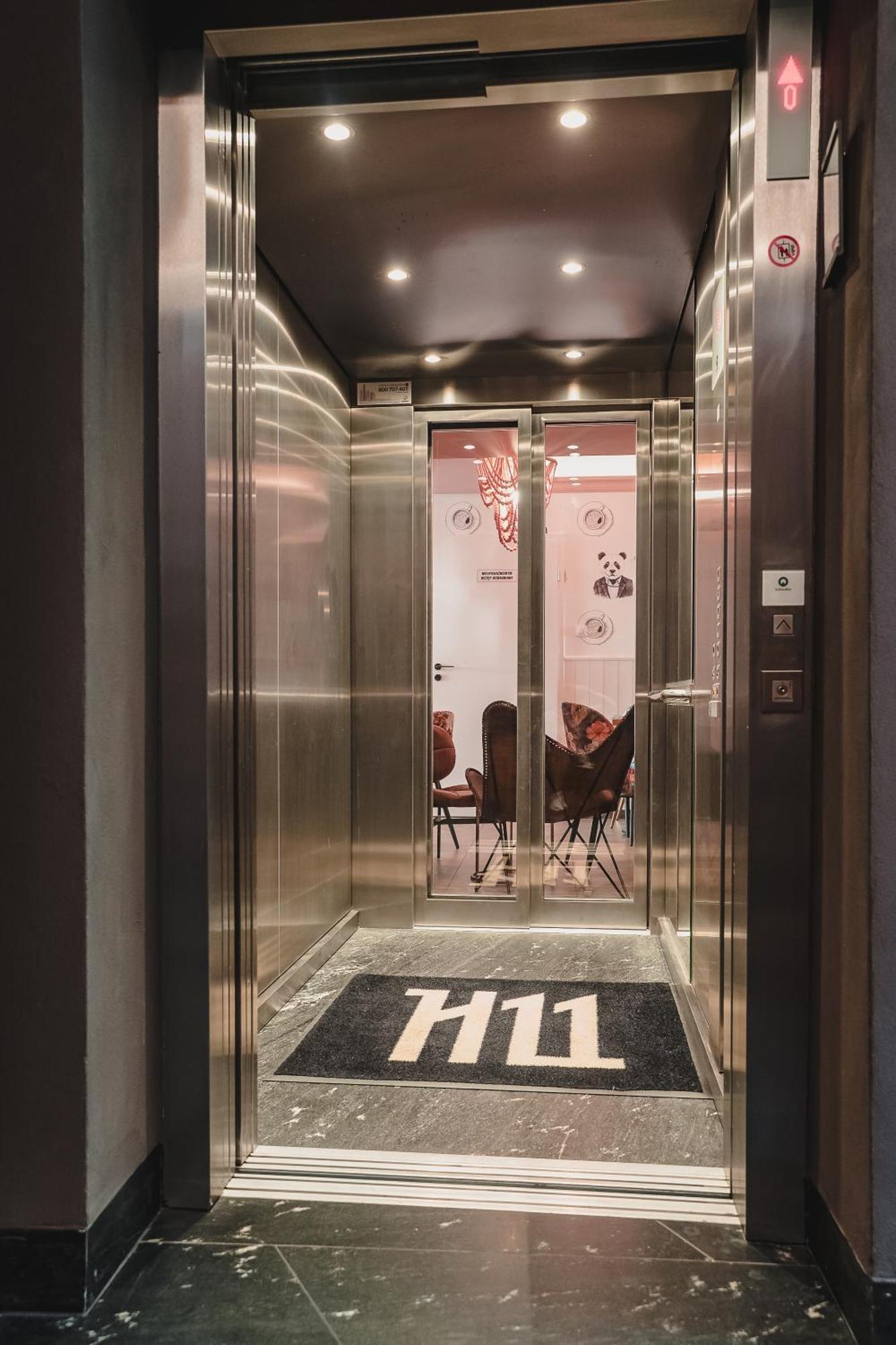 H11 Aparthotel Cracovia Esterno foto A residential elevator