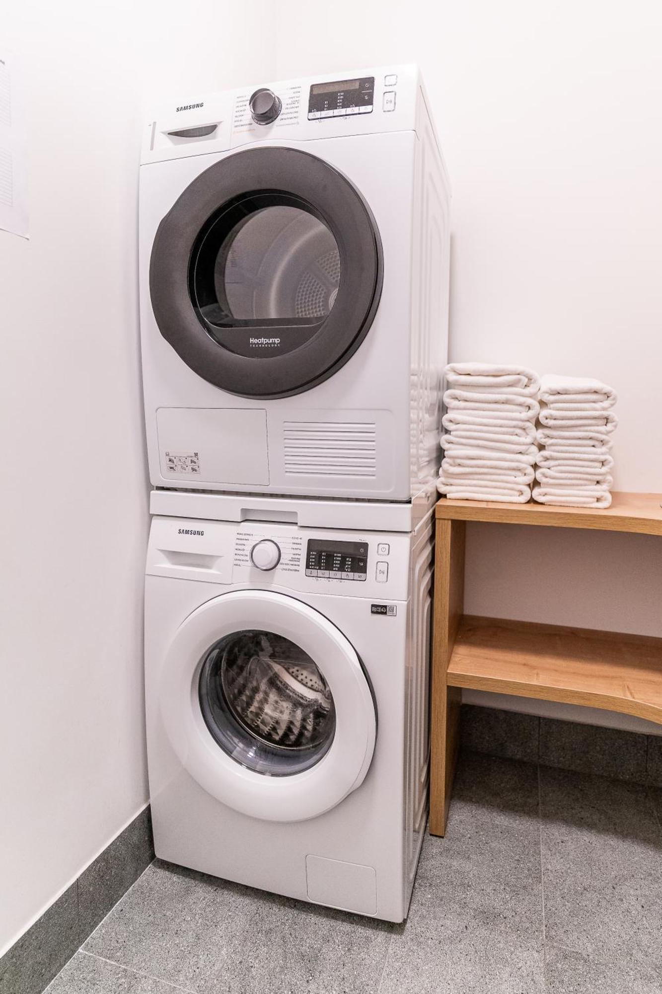 H11 Aparthotel Cracovia Esterno foto A washing machine and dryer stacked on top of each other