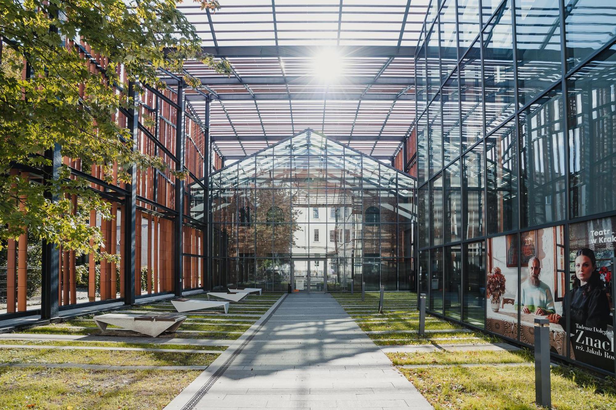 H11 Aparthotel Cracovia Esterno foto The new building of the university library