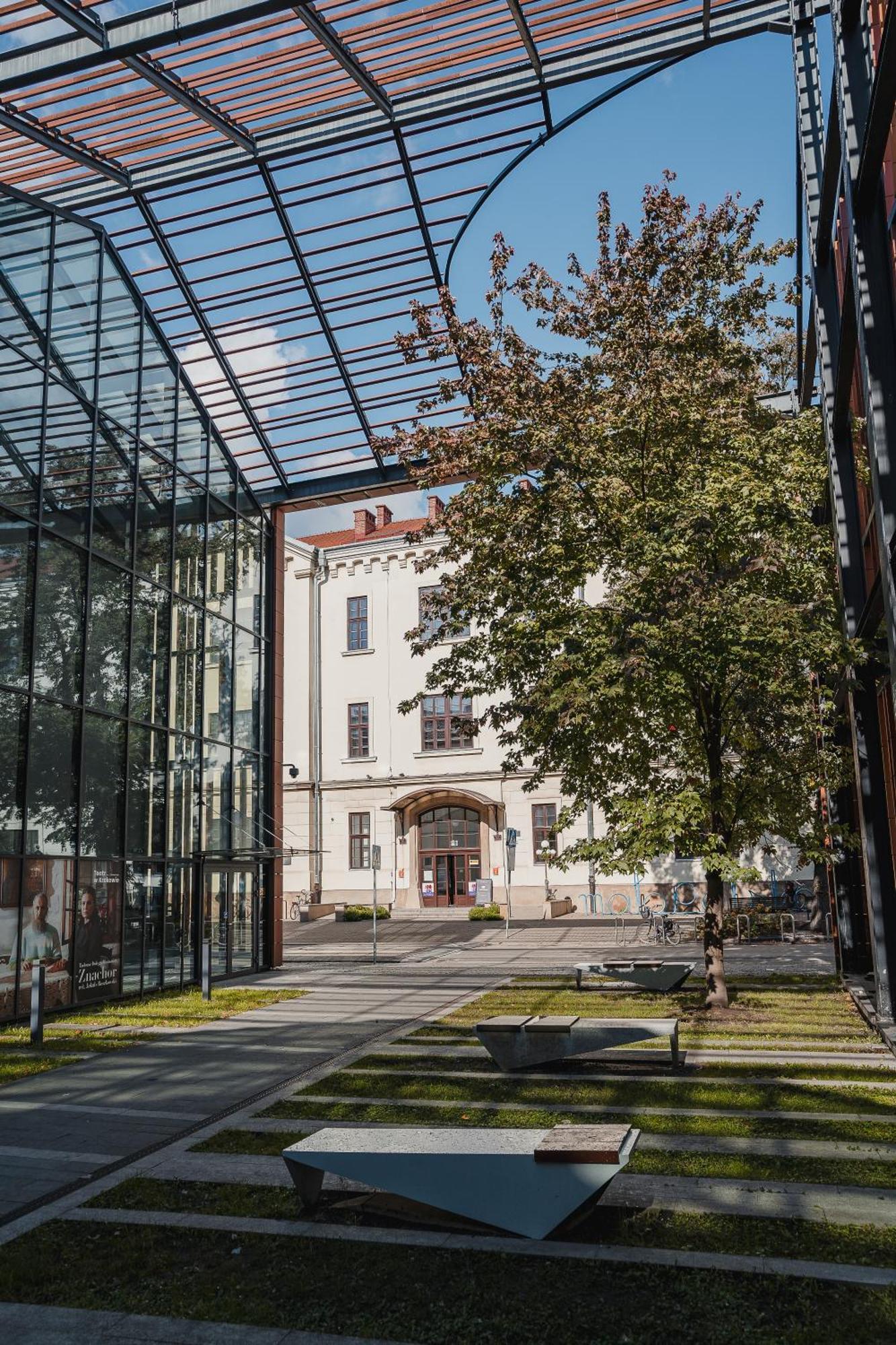 H11 Aparthotel Cracovia Esterno foto The main entrance of the university