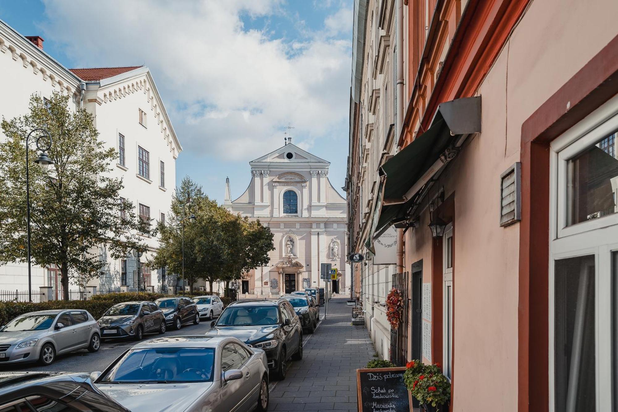 H11 Aparthotel Cracovia Esterno foto The church of Saint-Pierre-le-Jeune